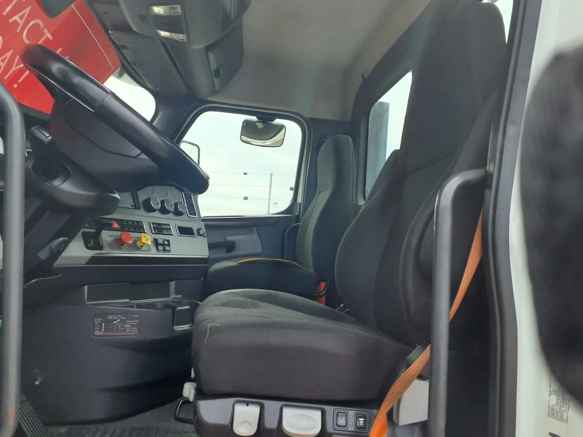 2020 Freightliner Cascadia in Birmingham, AL — photo 7