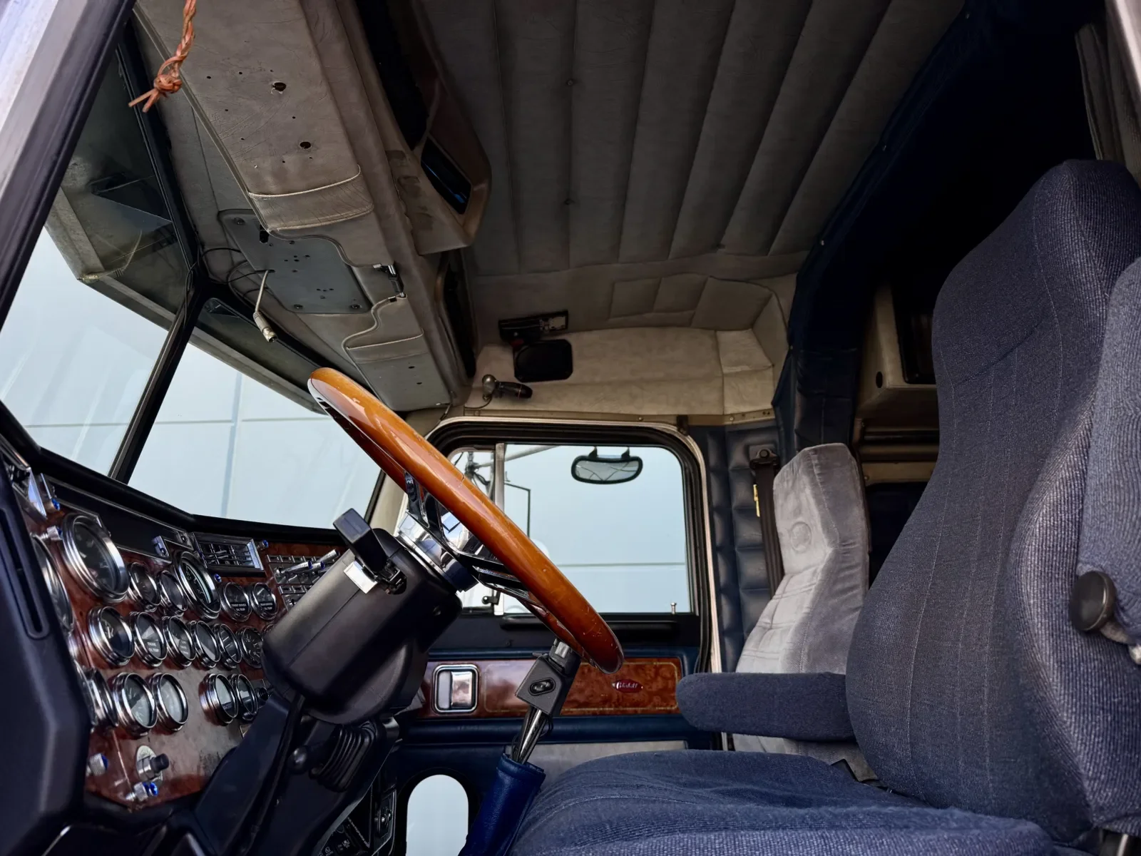 2000 Peterbilt 379 in New Lenox, IL — photo 14