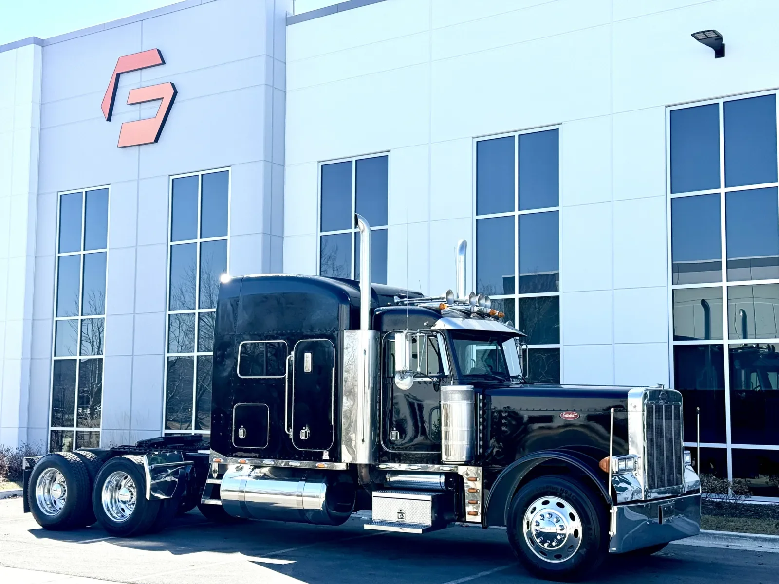 2000 Peterbilt 379 in New Lenox, IL — photo 2