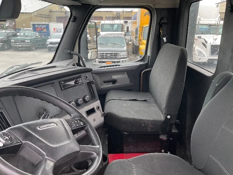 2018 Freightliner Cascadia - image 10
