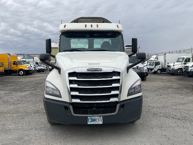 2018 Freightliner Cascadia - image 2