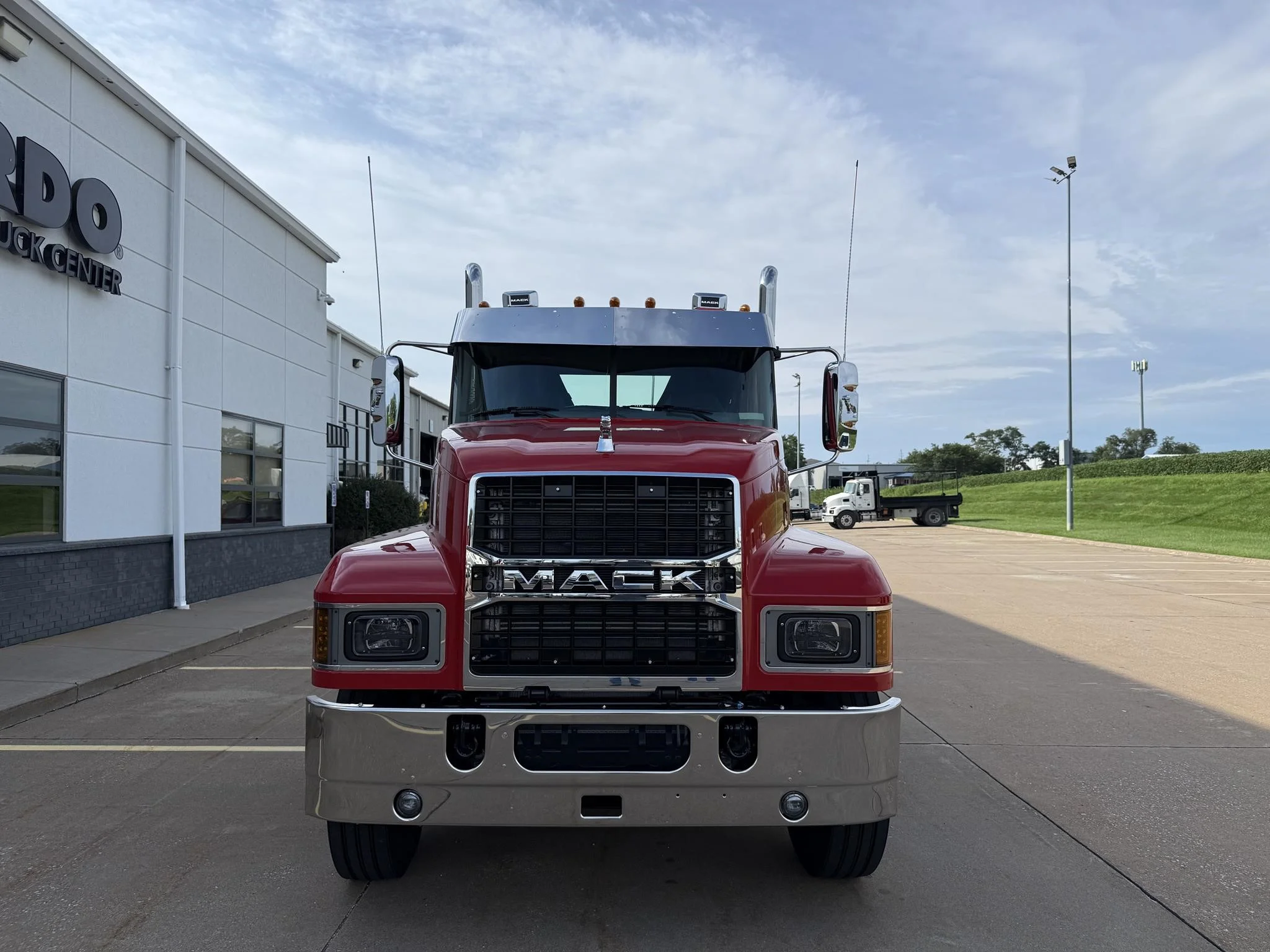 2027 Mack Pinnacle — photo 2