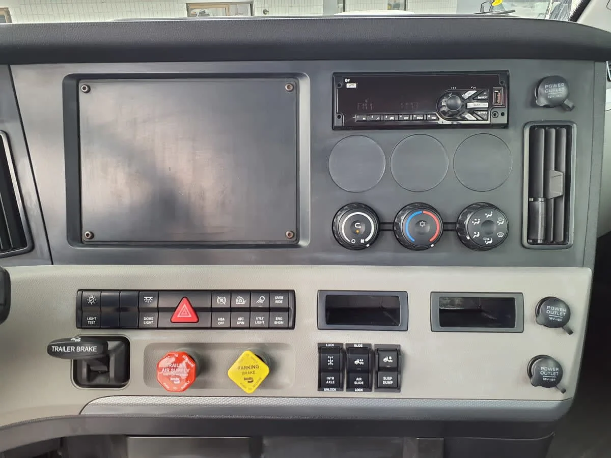 2020 Freightliner Cascadia in Oak Creek, WI — photo 10