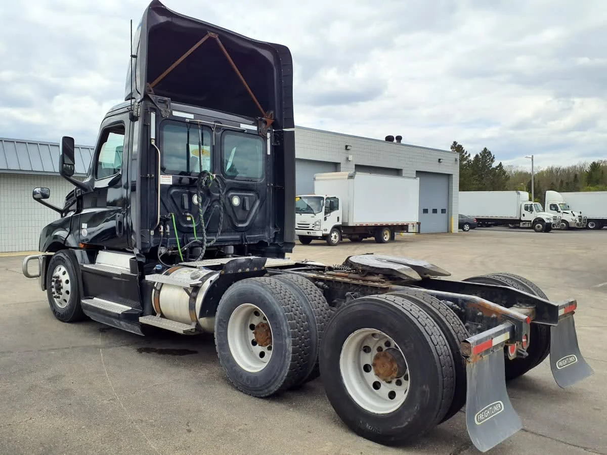 2020 Freightliner Cascadia in Oak Creek, WI — photo 6