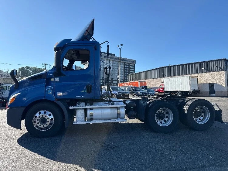 2020 Freightliner Cascadia - image 4