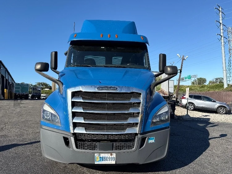 2020 Freightliner Cascadia - image 2