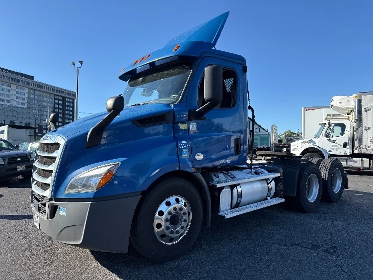 2020 Freightliner Cascadia - image 3