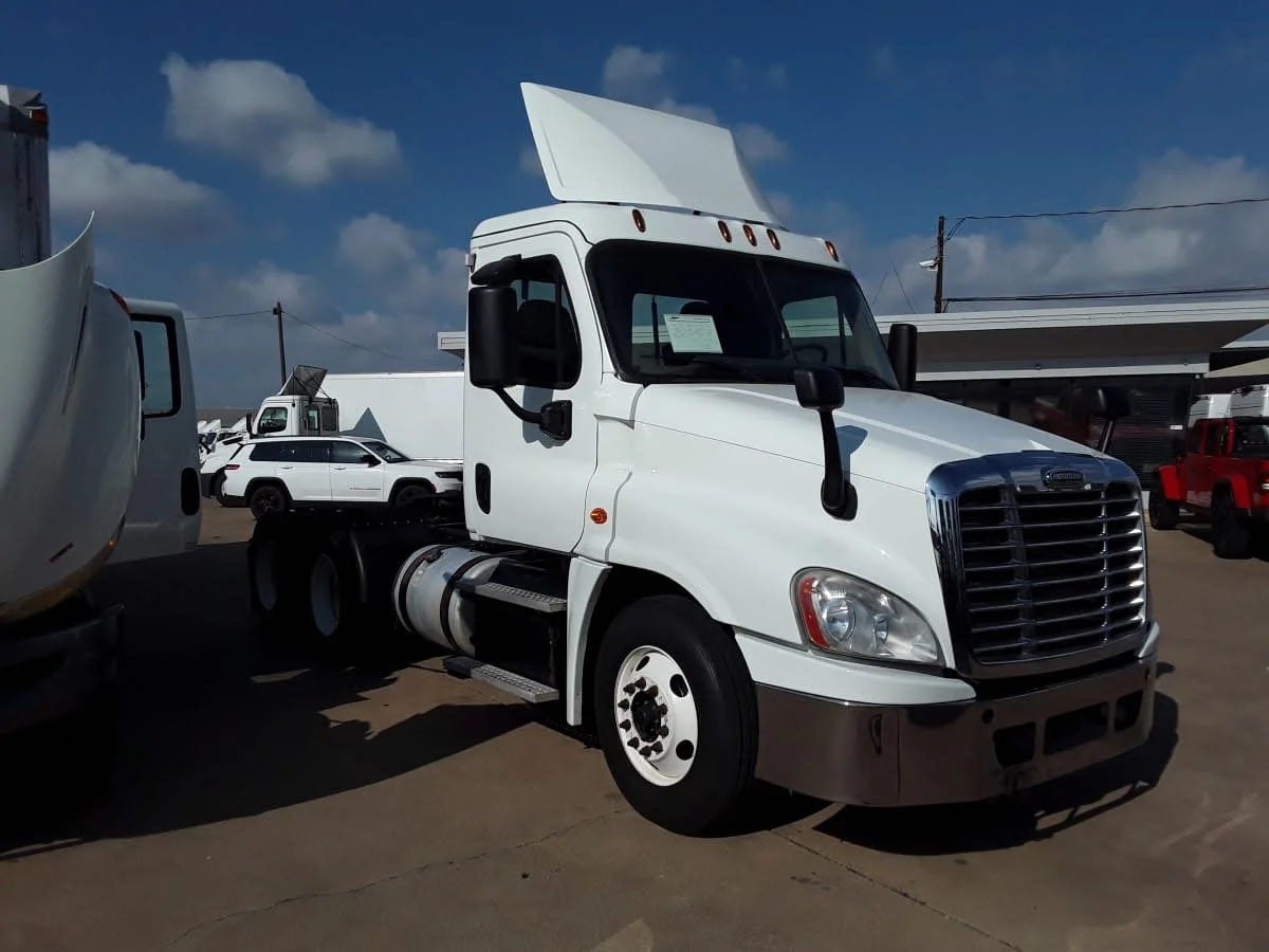 2018 Freightliner Cascadia in Dallas, TX — photo 3