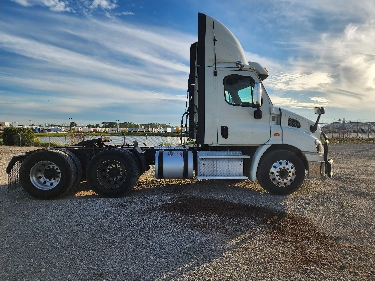2018 Freightliner Cascadia - image 8