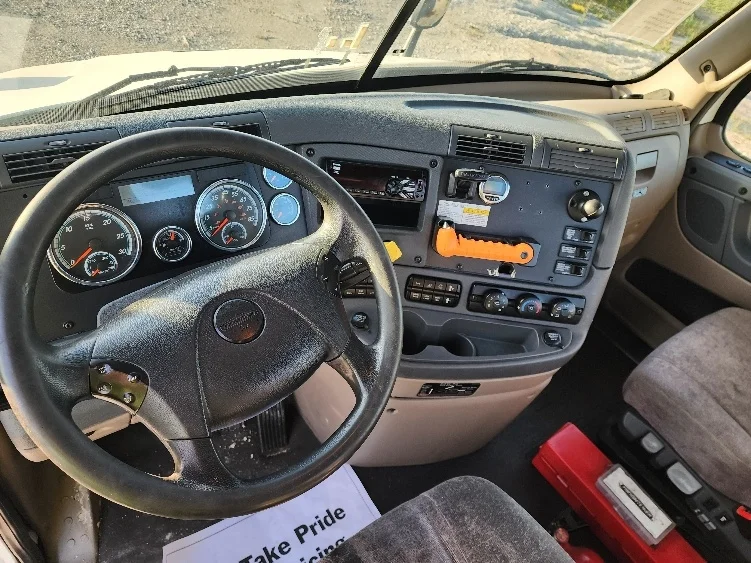 2018 Freightliner Cascadia - image 10