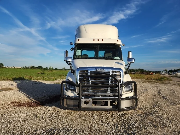 2018 Freightliner Cascadia - image 2