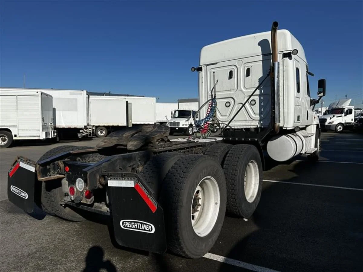 2018 Freightliner Cascadia - image 6