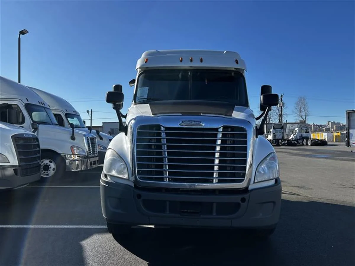 2018 Freightliner Cascadia - image 2