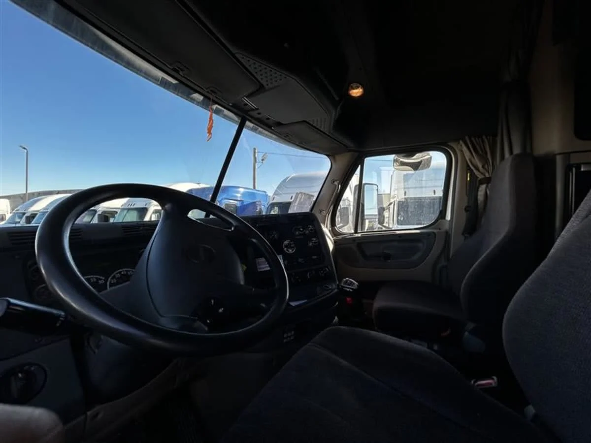 2018 Freightliner Cascadia - image 7