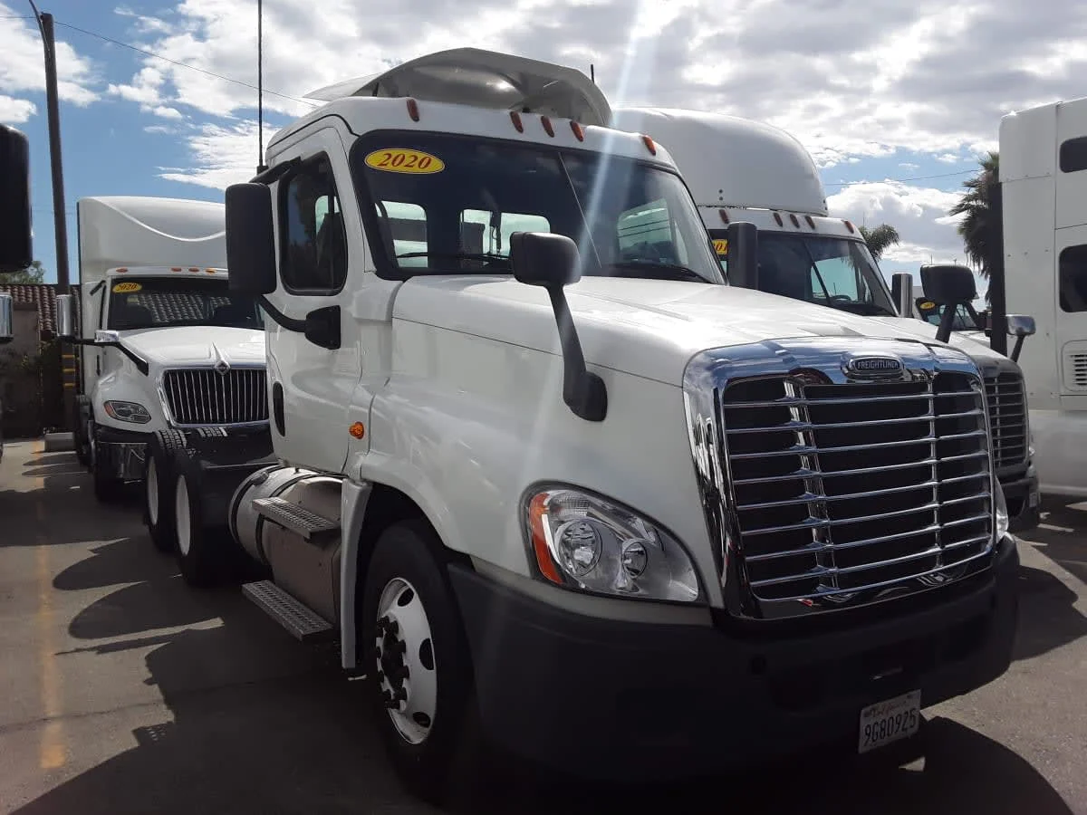 2020 Freightliner Cascadia - image 3