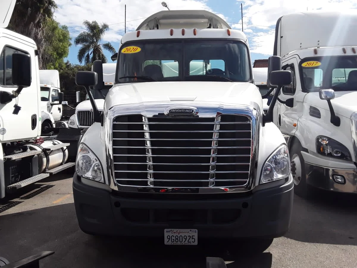2020 Freightliner Cascadia - image 2