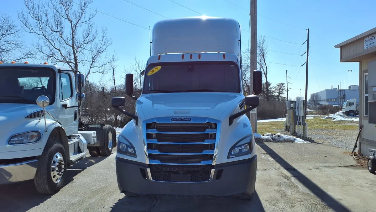 2019 Freightliner Cascadia - image 2