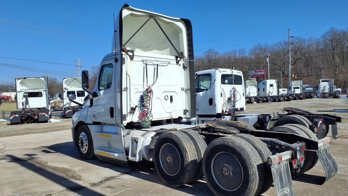 2019 Freightliner Cascadia - image 6