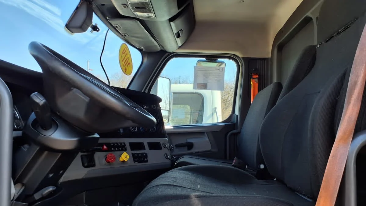 2019 Freightliner Cascadia - image 7
