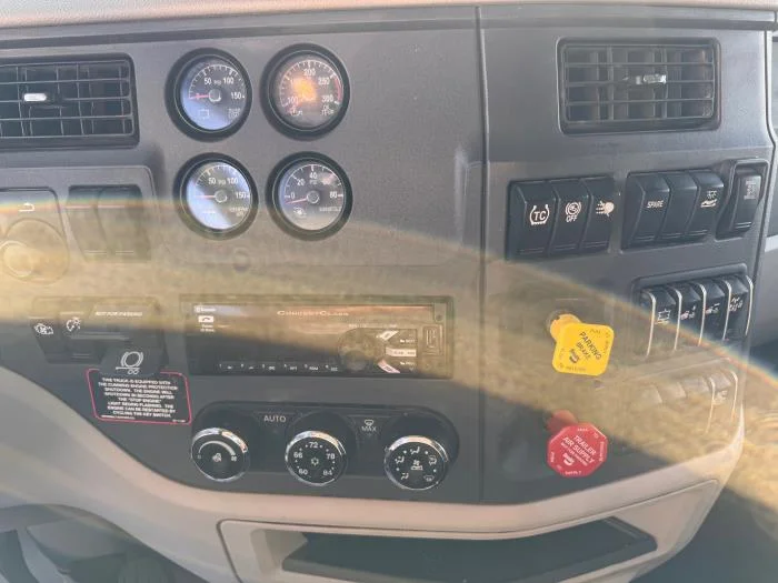 2020 Peterbilt 579 - image 14
