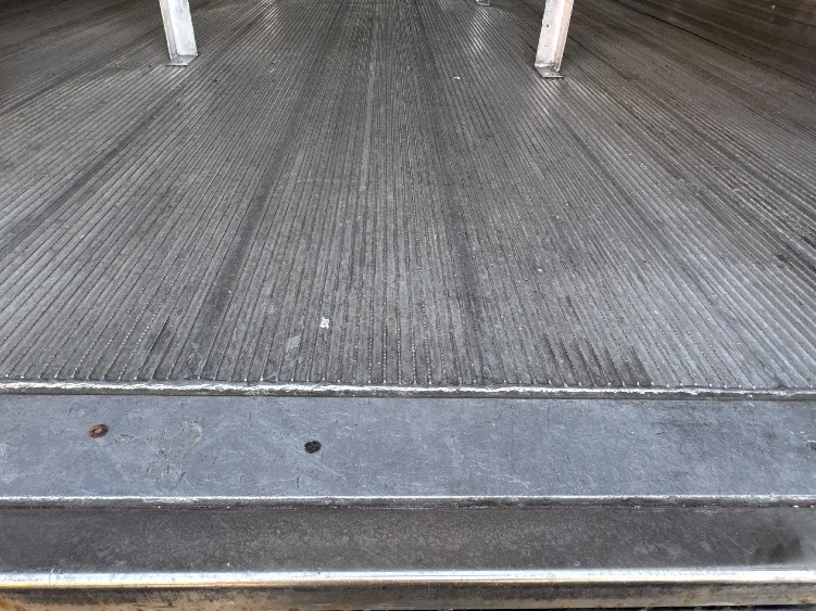 2021 Isuzu NRR - image 10