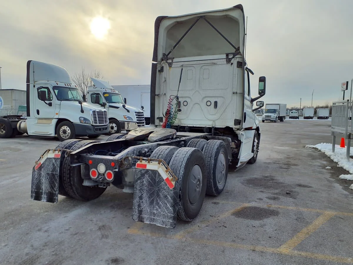 2019 Freightliner Cascadia - image 4