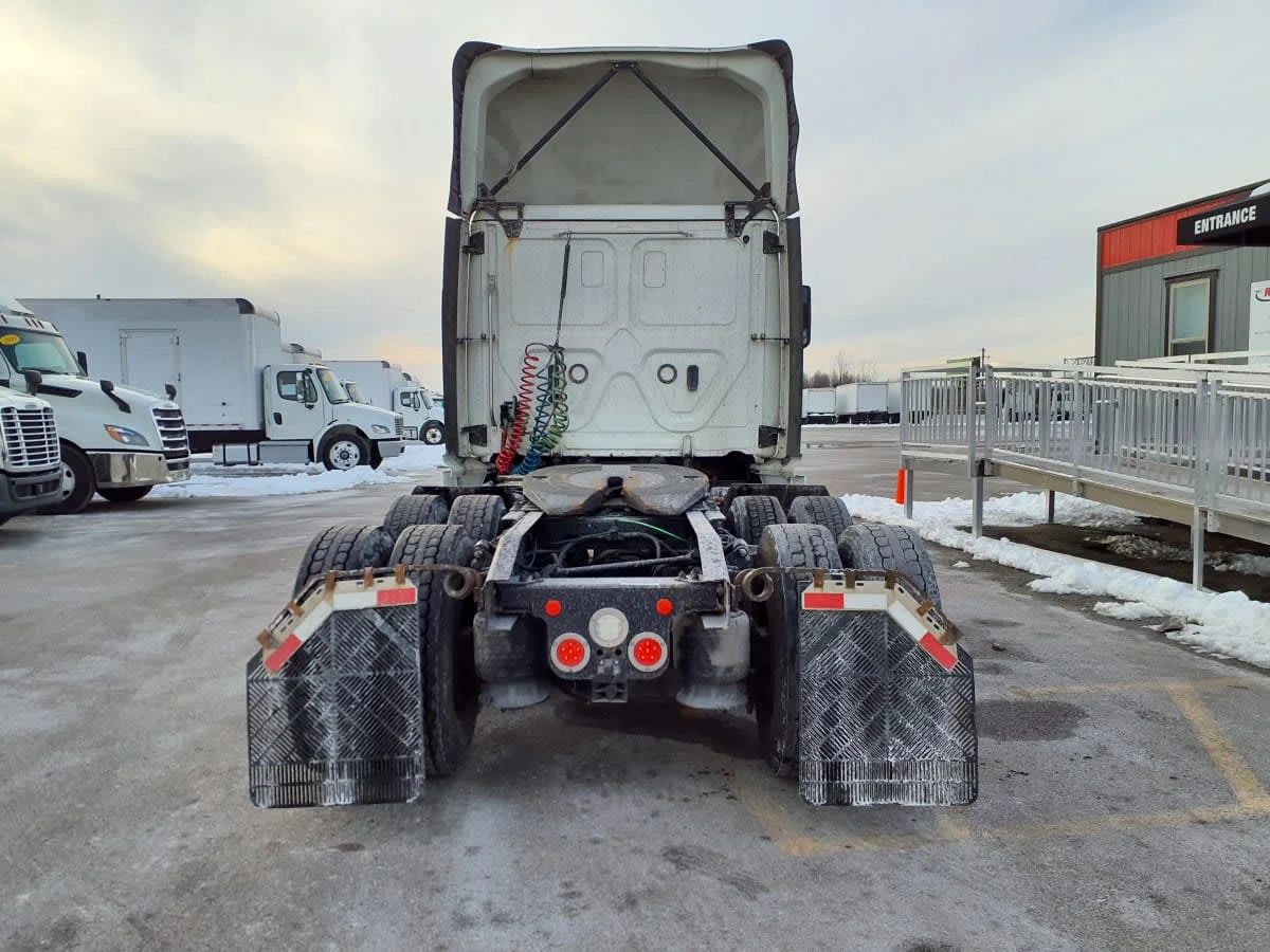 2019 Freightliner Cascadia - image 5