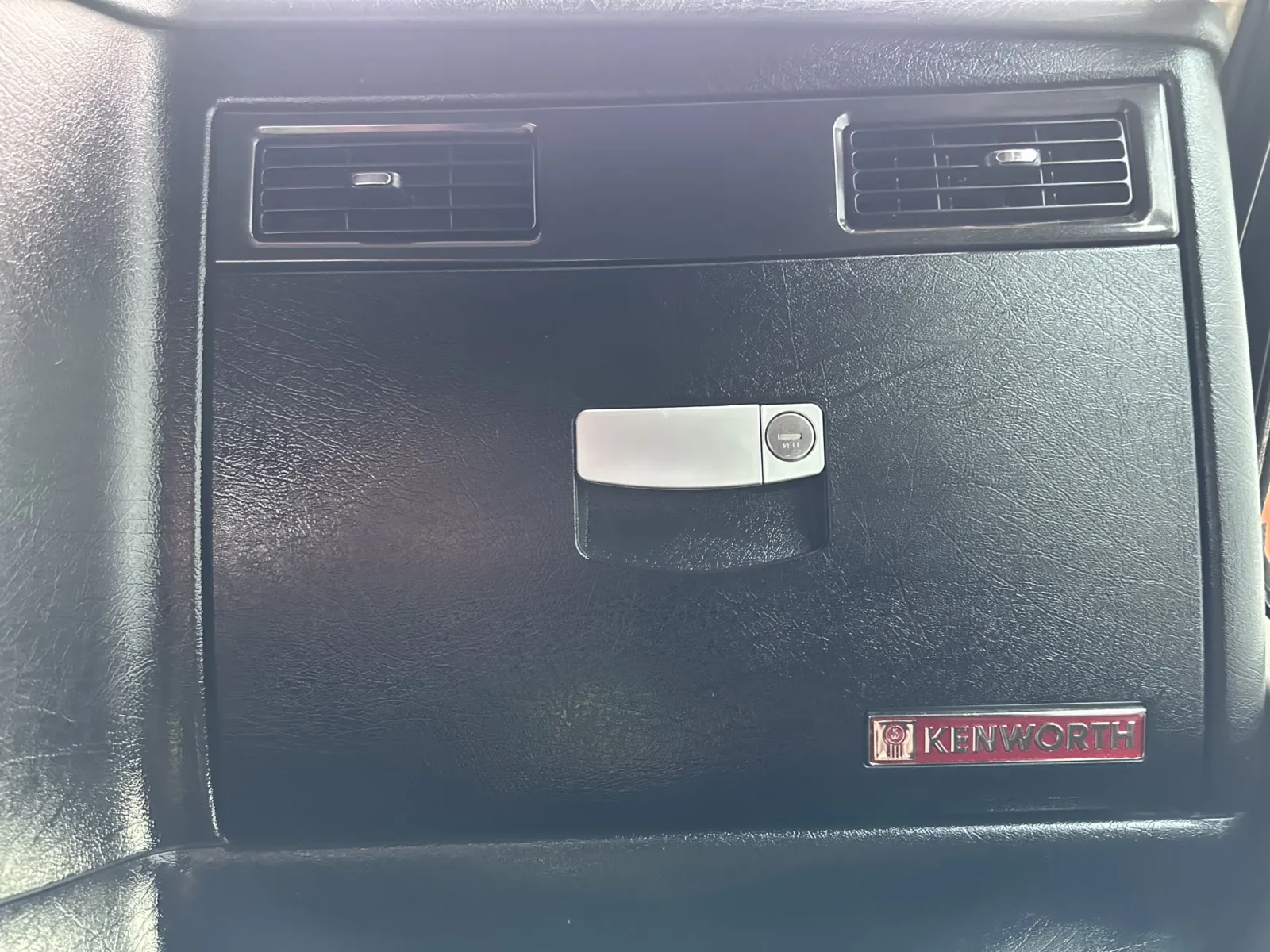 2019 Kenworth W900 - image 19