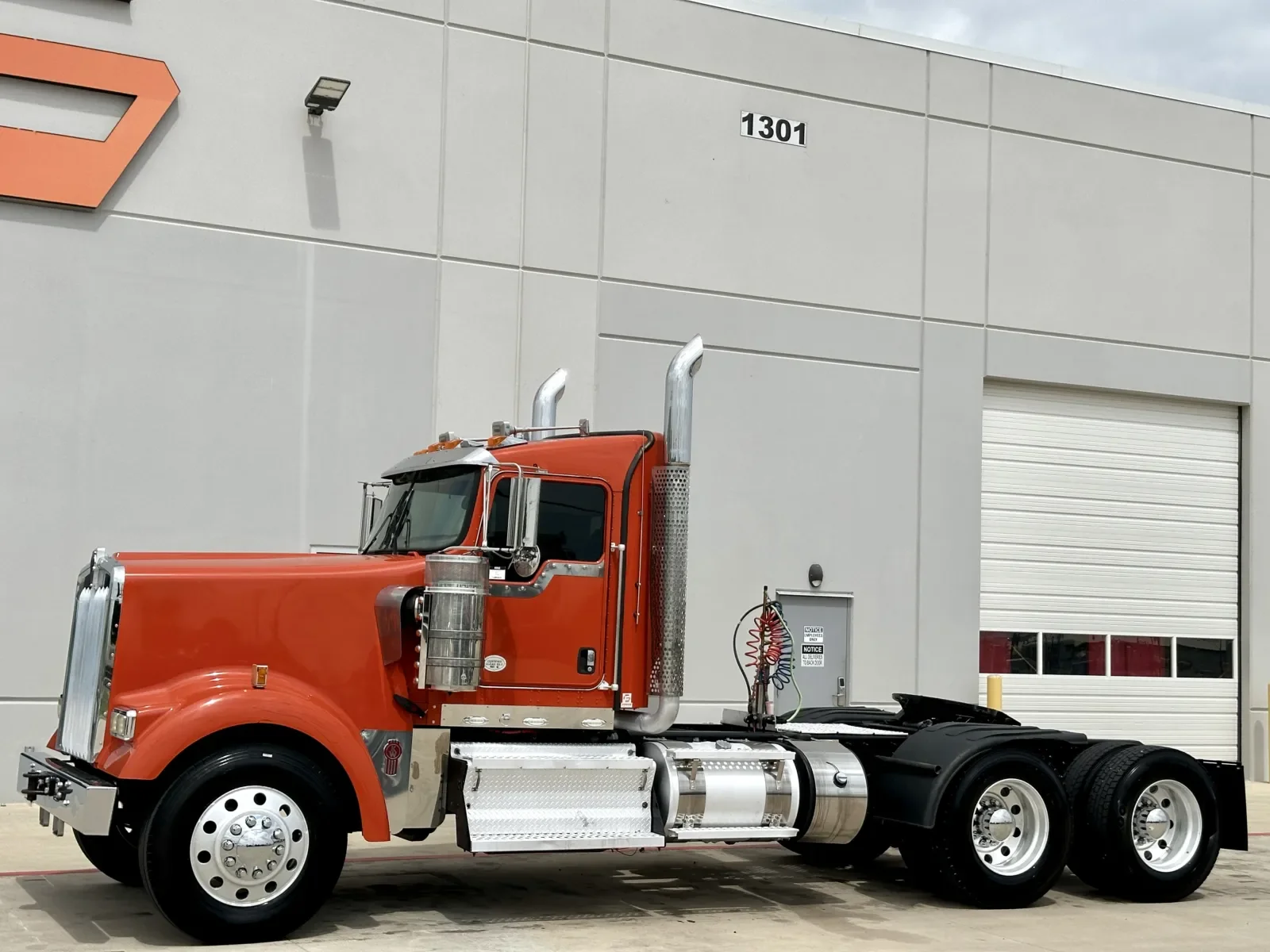 2019 Kenworth W900 - image 2
