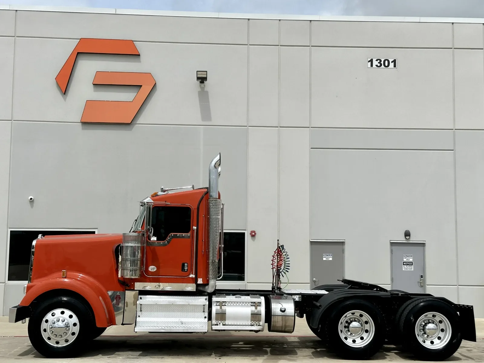 2019 Kenworth W900 - image 4