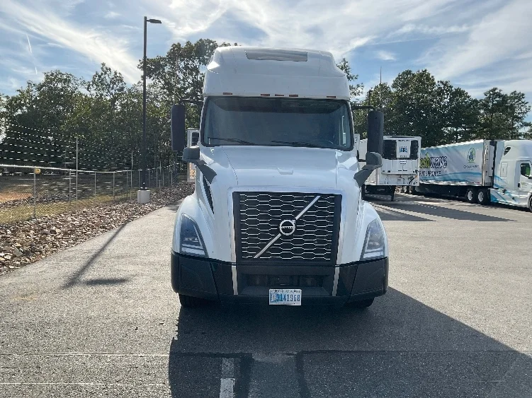 2022 Volvo VNL 760 - image 2
