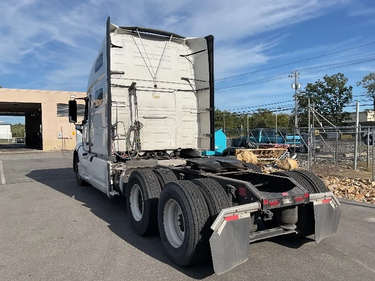 2022 Volvo VNL 760 - image 5