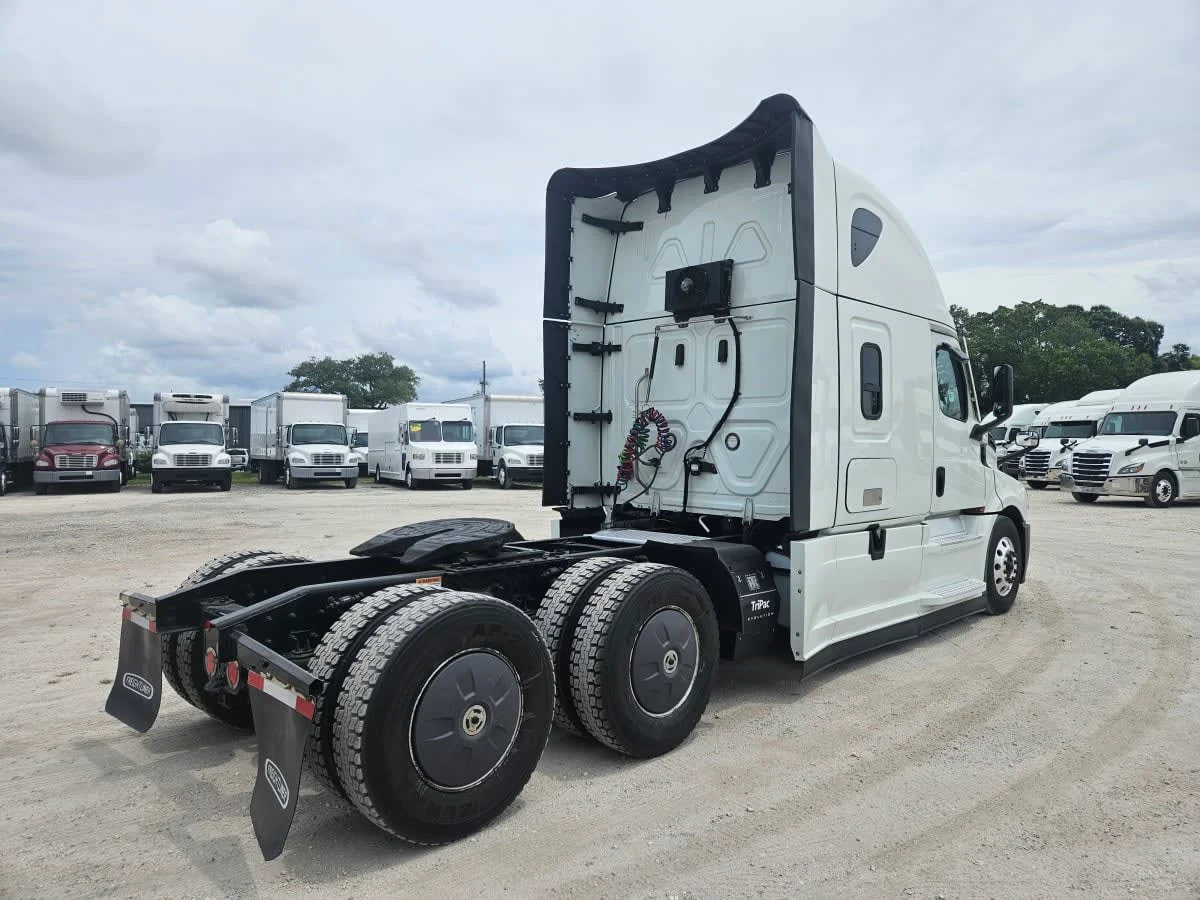 2023 Freightliner Cascadia in Orlando, FL — photo 4
