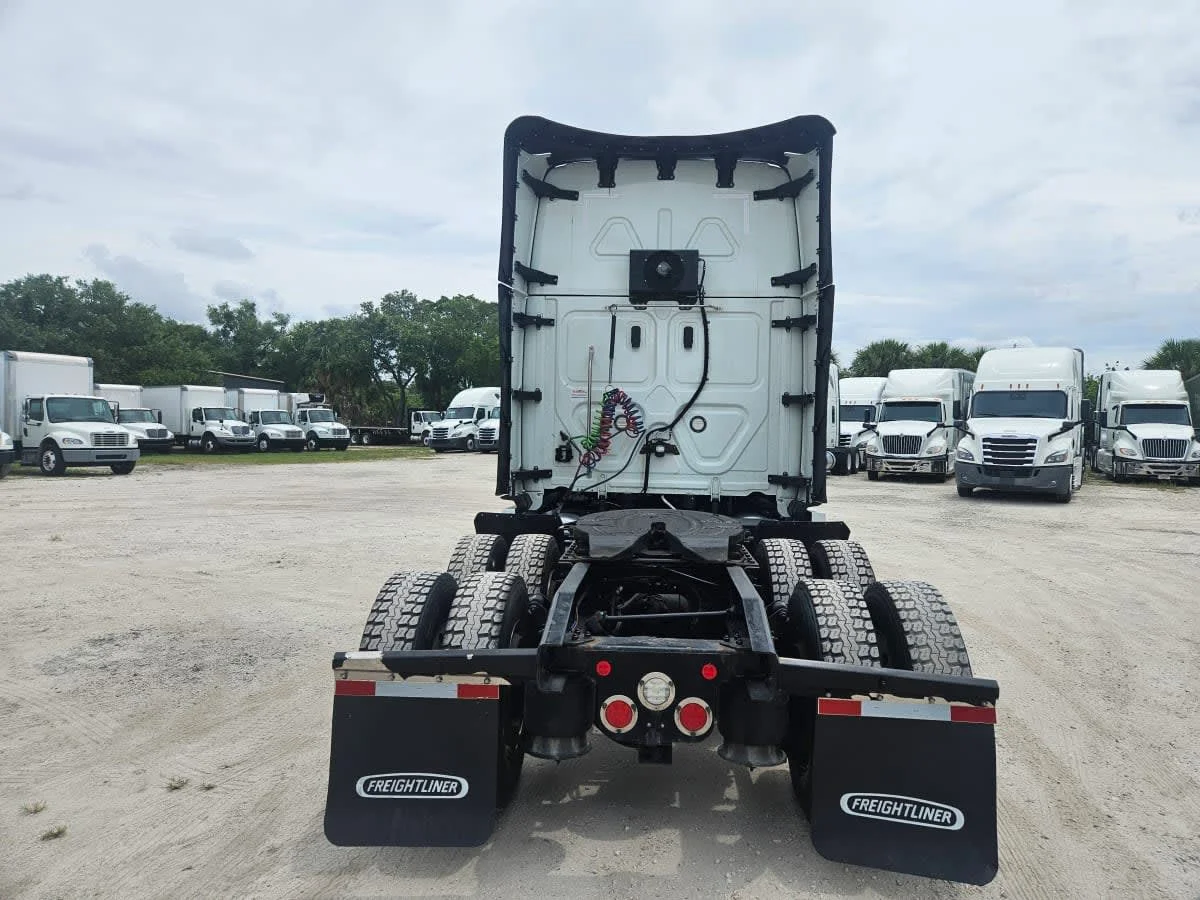 2023 Freightliner Cascadia in Orlando, FL — photo 5