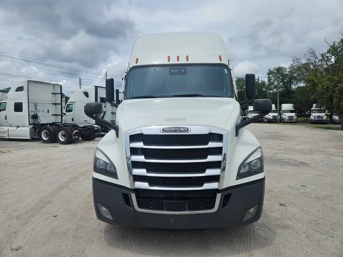 2023 Freightliner Cascadia in Orlando, FL — photo 2
