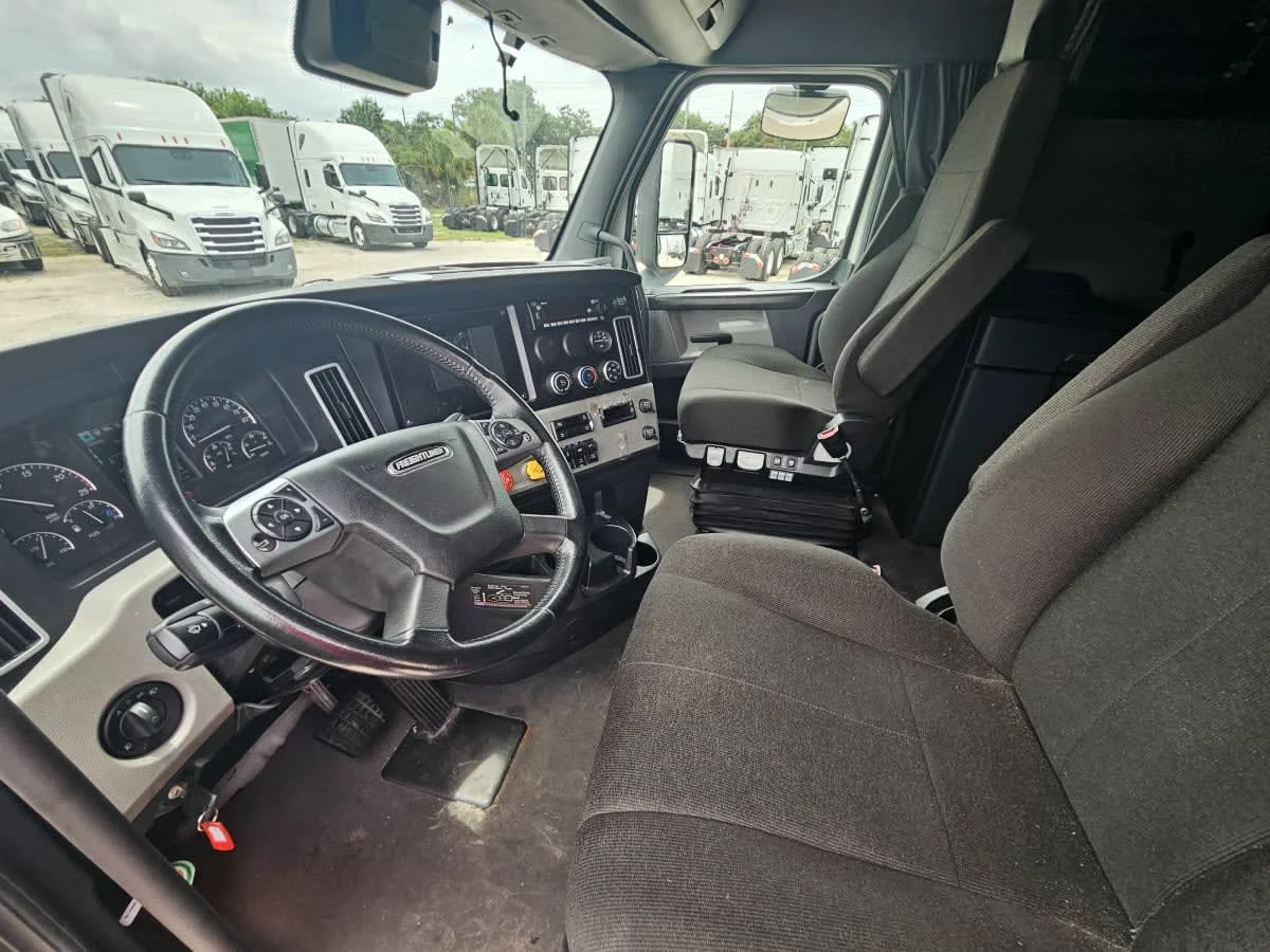 2023 Freightliner Cascadia in Orlando, FL — photo 7