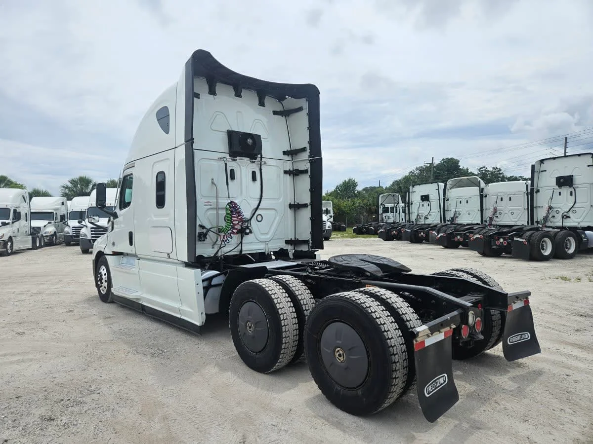 2023 Freightliner Cascadia in Orlando, FL — photo 6