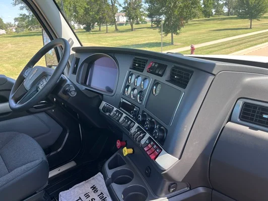 2027 Kenworth T880 in Topeka, KS — photo 3