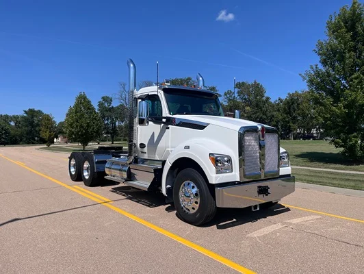 2027 Kenworth T880 in Topeka, KS — photo 12