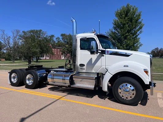2027 Kenworth T880