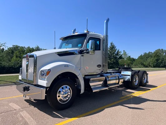 2027 Kenworth T880 in Topeka, KS — photo 22