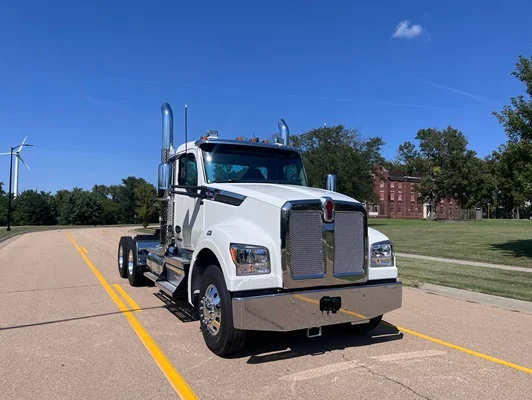 2027 Kenworth T880 in Topeka, KS — photo 7