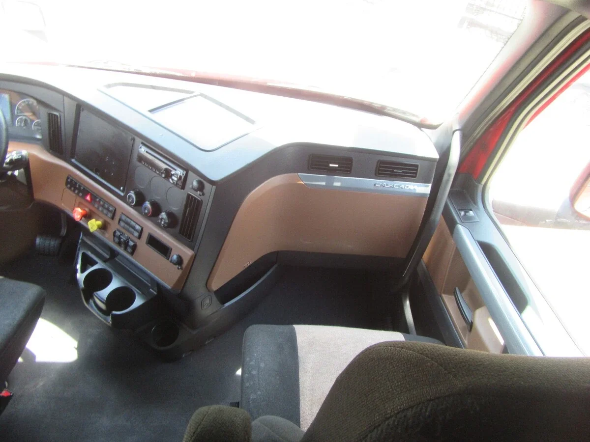 2021 Freightliner Cascadia — photo 21