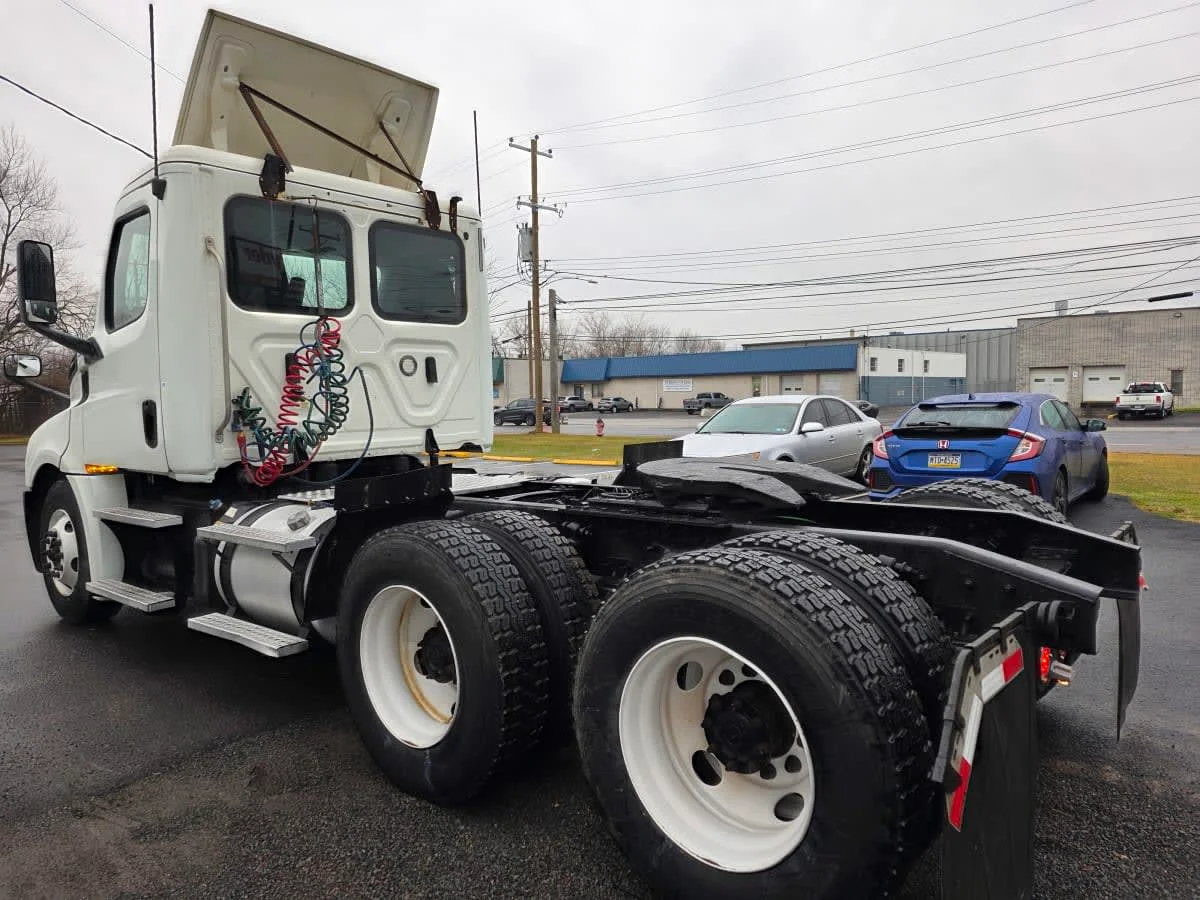 2018 Freightliner Cascadia in Memphis, TN — photo 6
