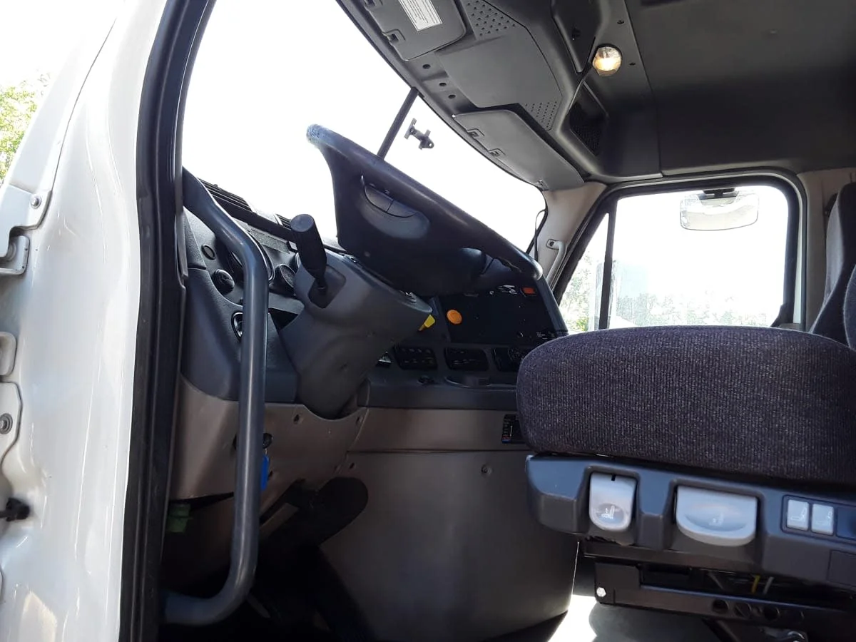 2017 Freightliner Cascadia - image 10