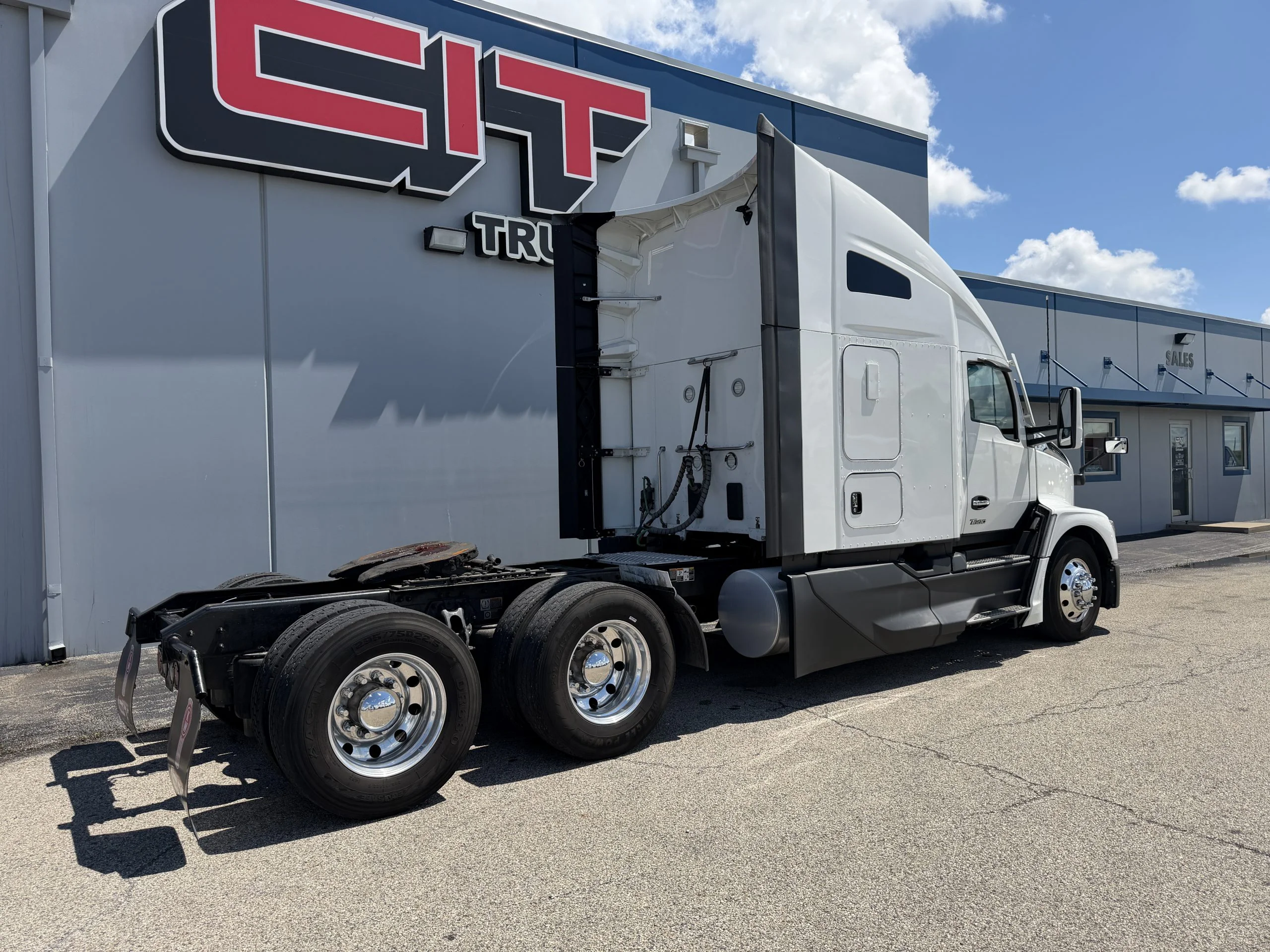 2023 Kenworth T680 in Champaign, IL — photo 4