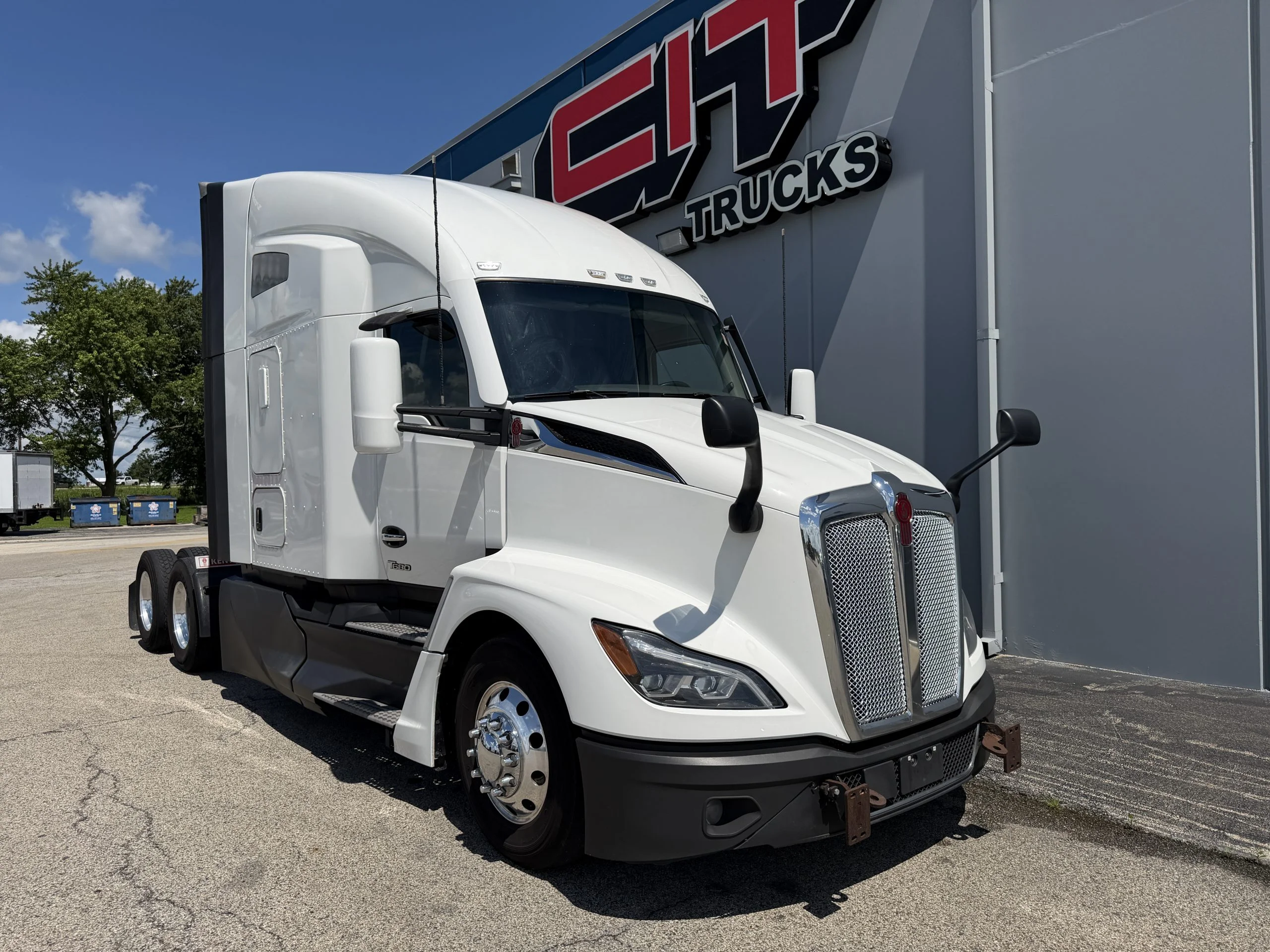 2023 Kenworth T680 in Champaign, IL — photo 2