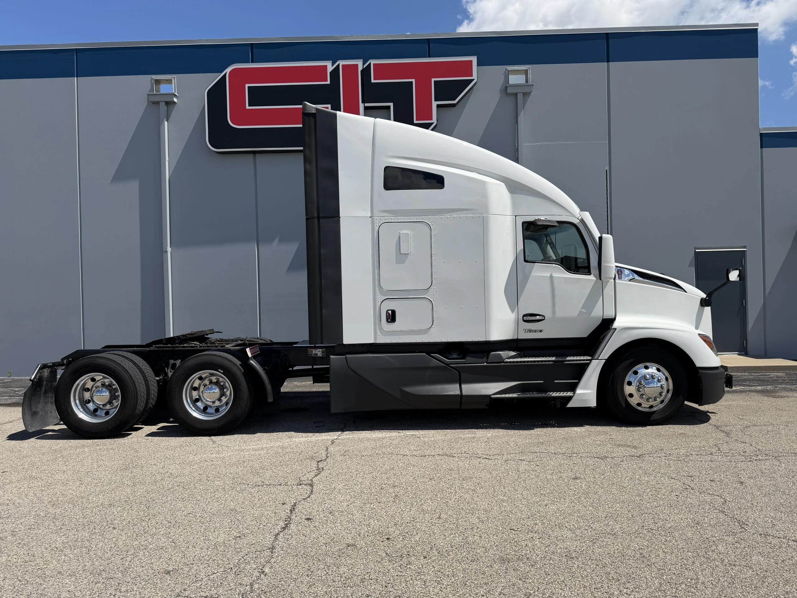 2023 Kenworth T680 in Champaign, IL — photo 3