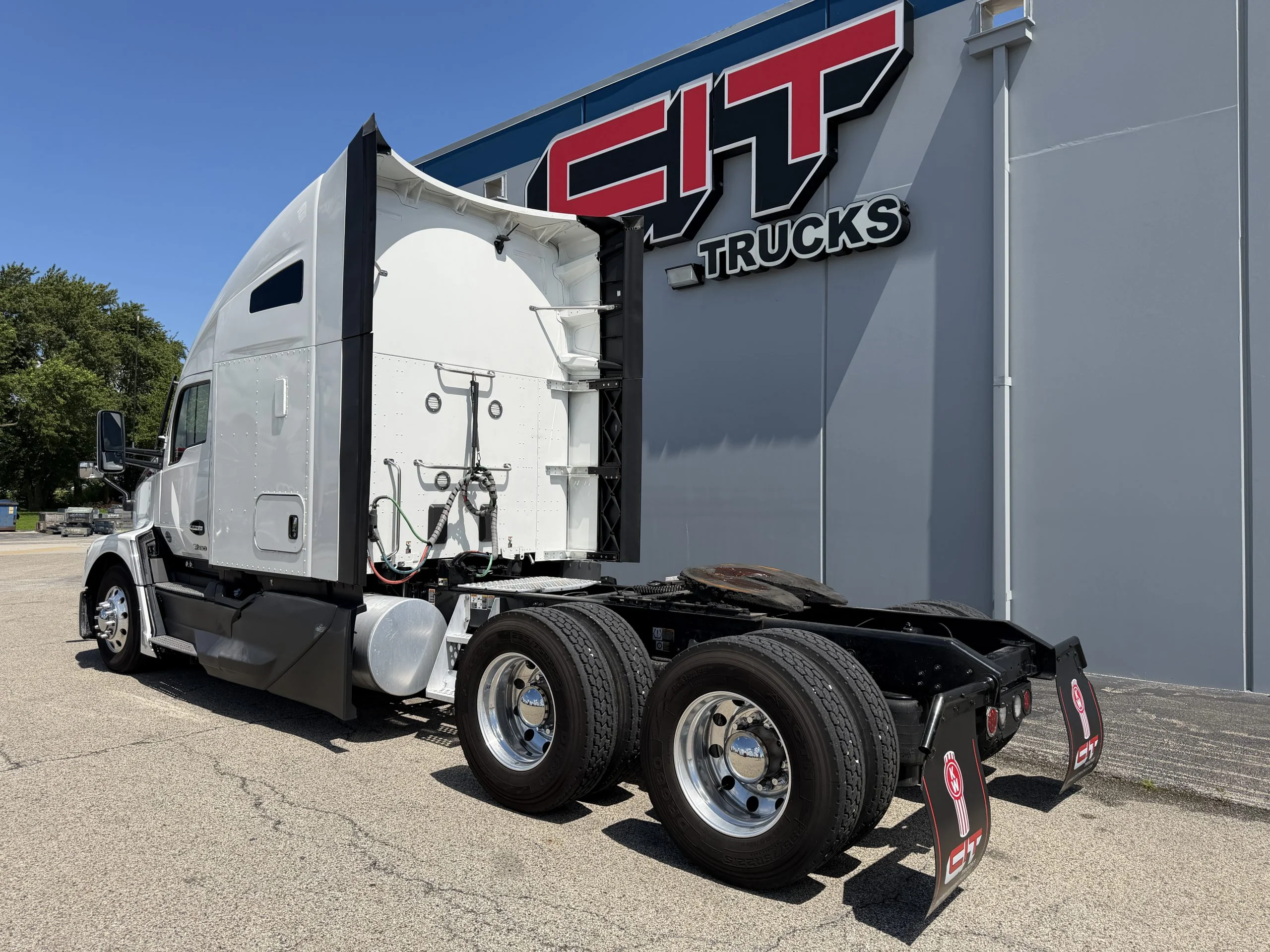 2023 Kenworth T680 in Champaign, IL — photo 6