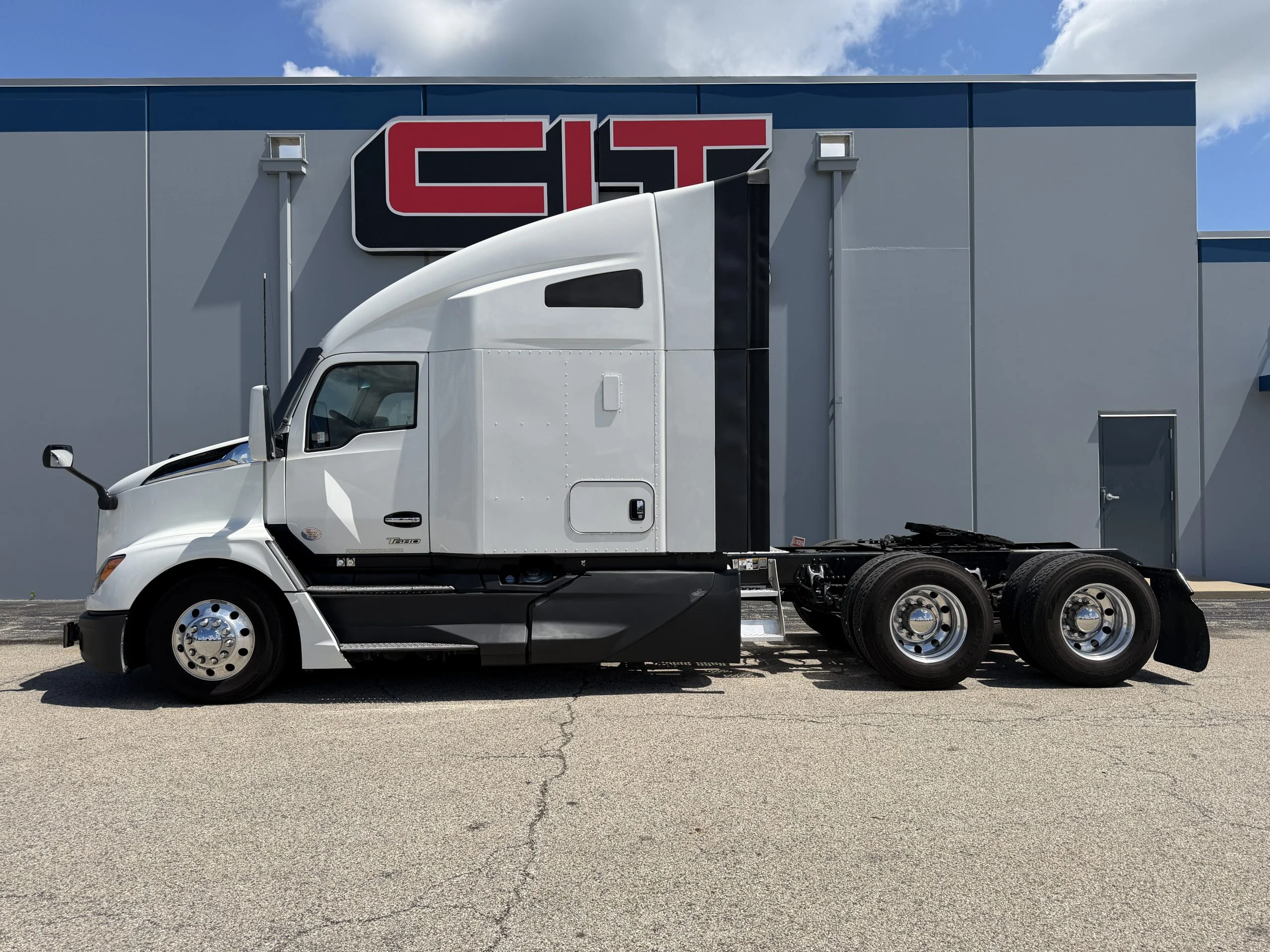 2023 Kenworth T680 in Champaign, IL — photo 5
